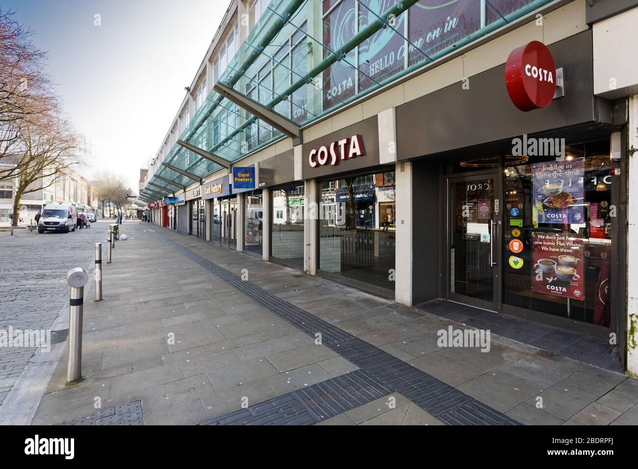 Photo : Oxford Street dans le centre-ville déserté de Swansea, Pays de Galles, Royaume-Uni. Mardi 24 mars 2020 Re: Covid-19 pandémie de coronavirus, Royaume-Uni. Banque D'Images