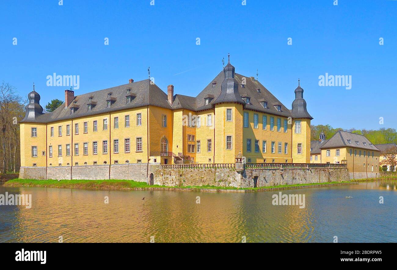 Château d'eau jaune allemand Schloss Dyck au printemps Banque D'Images