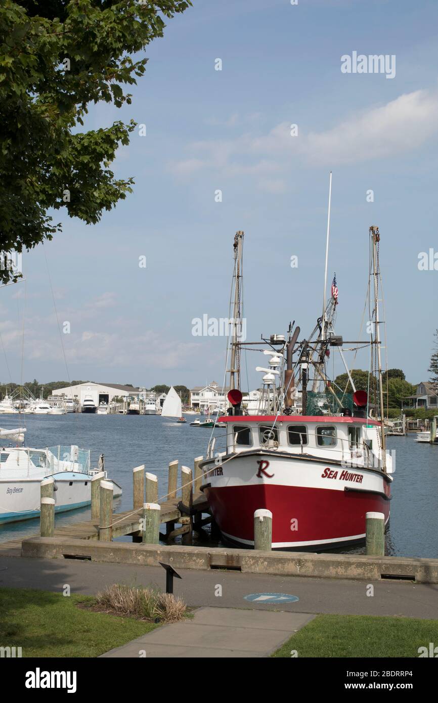 Le port de Hyannis est très animé en été. C'est la porte d'entrée des îles, du vignoble Martha's et de Nantucket. Les artistes affichent leur travail ici dans le parc. Banque D'Images