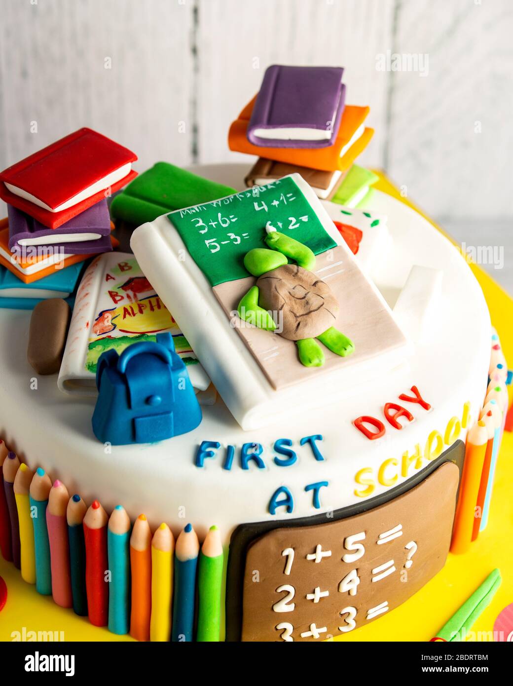 Gateau Sur Le Theme De La Premiere Journee Scolaire Decore De Pate A Sucre Photo Stock Alamy