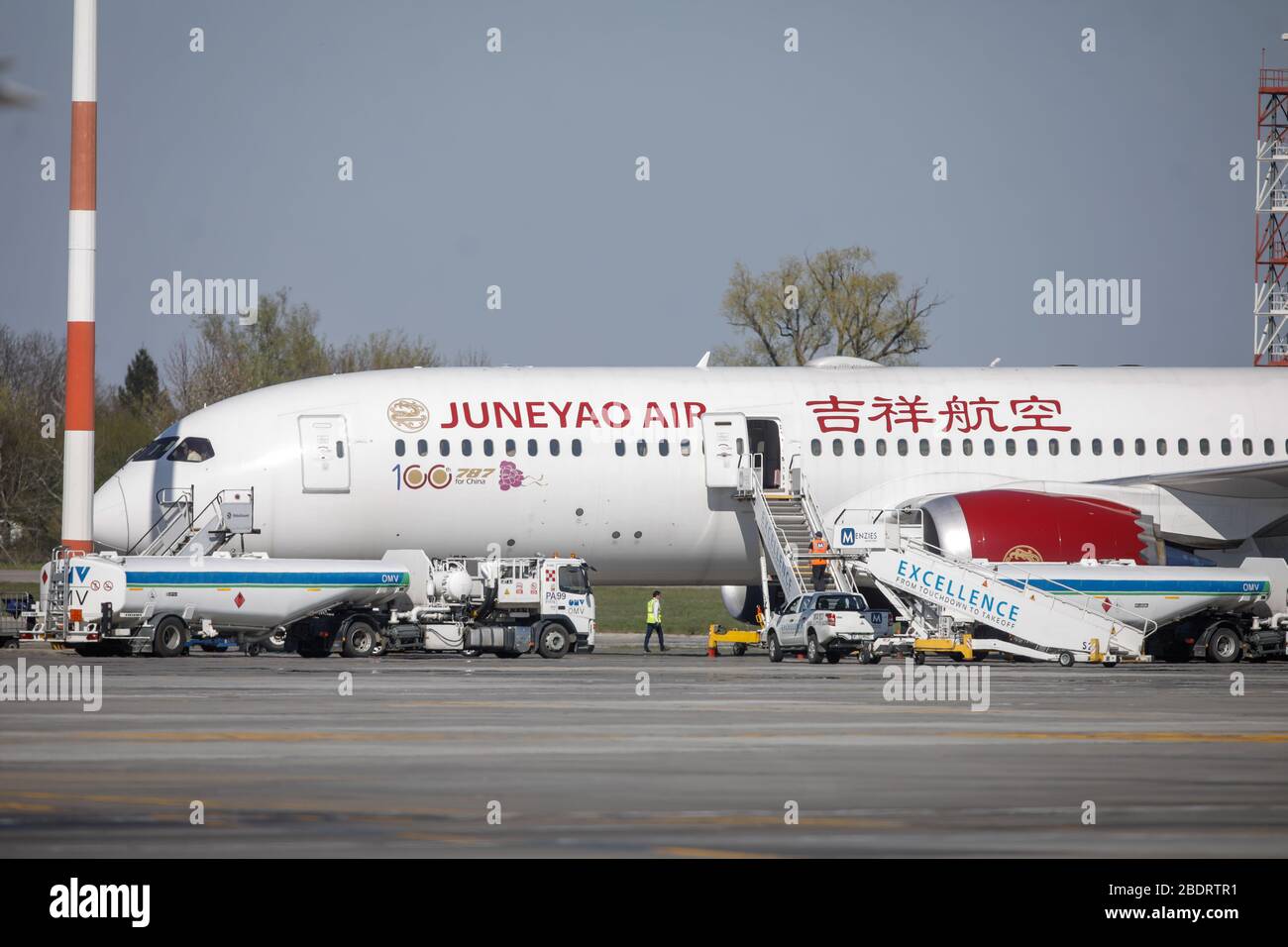 Otopeni, Roumanie - 9 avril 2020 : Boeing 787 avion de la compagnie Juneyao Airlines à l'aéroport international Henri Coanda. Banque D'Images
