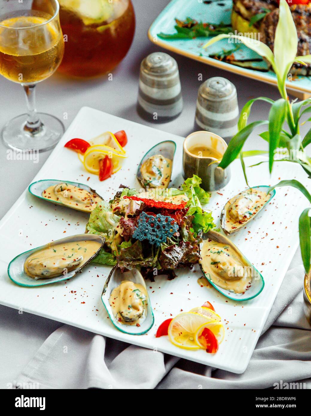 moules à la sauce crème servies avec une salade verte Banque D'Images