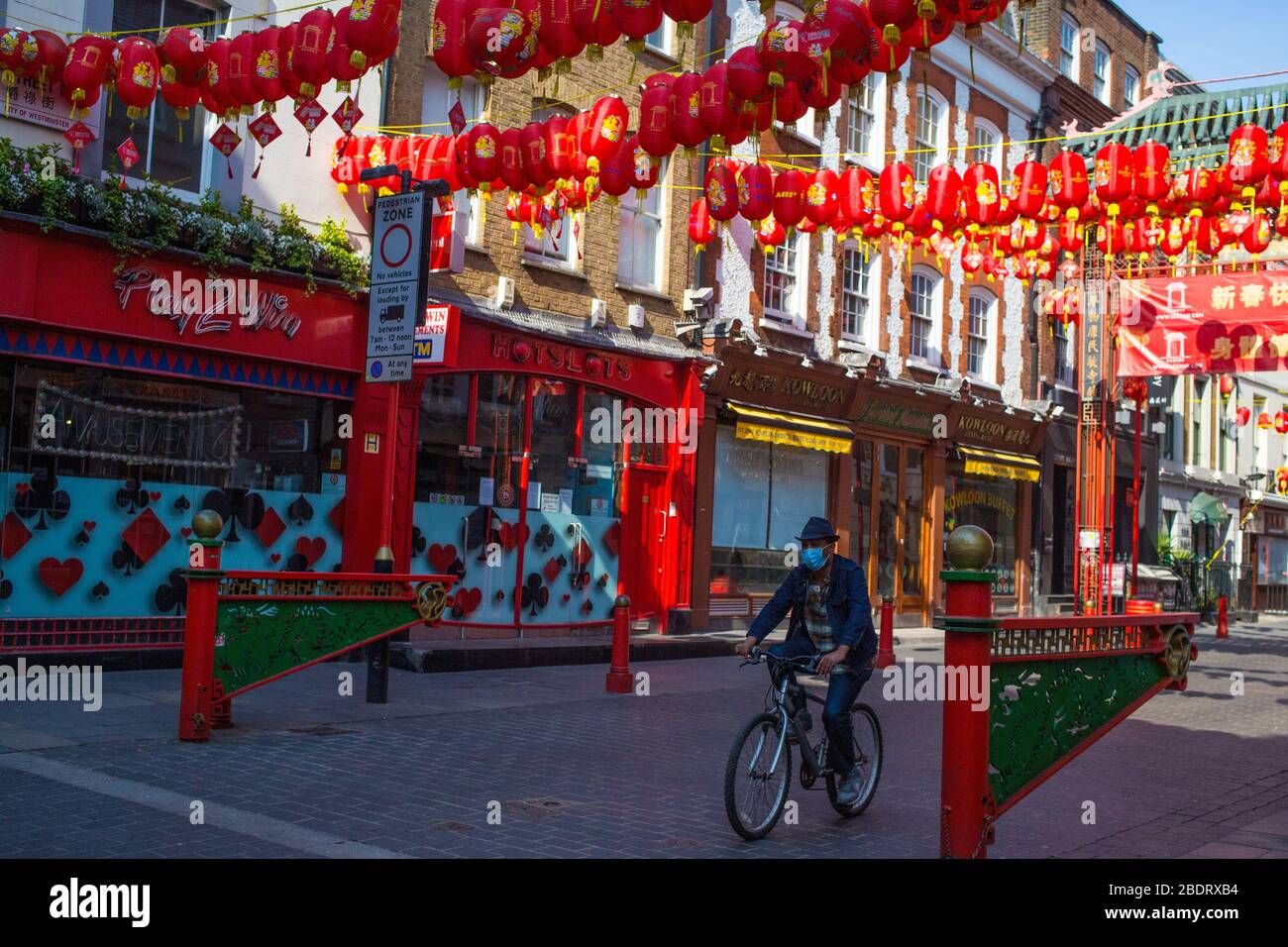 Londres Royaume-Uni 9 avril 2020 UN homme fait du vélo dans une ville chinoise vide pendant le verrouillage du coronavirus. Banque D'Images