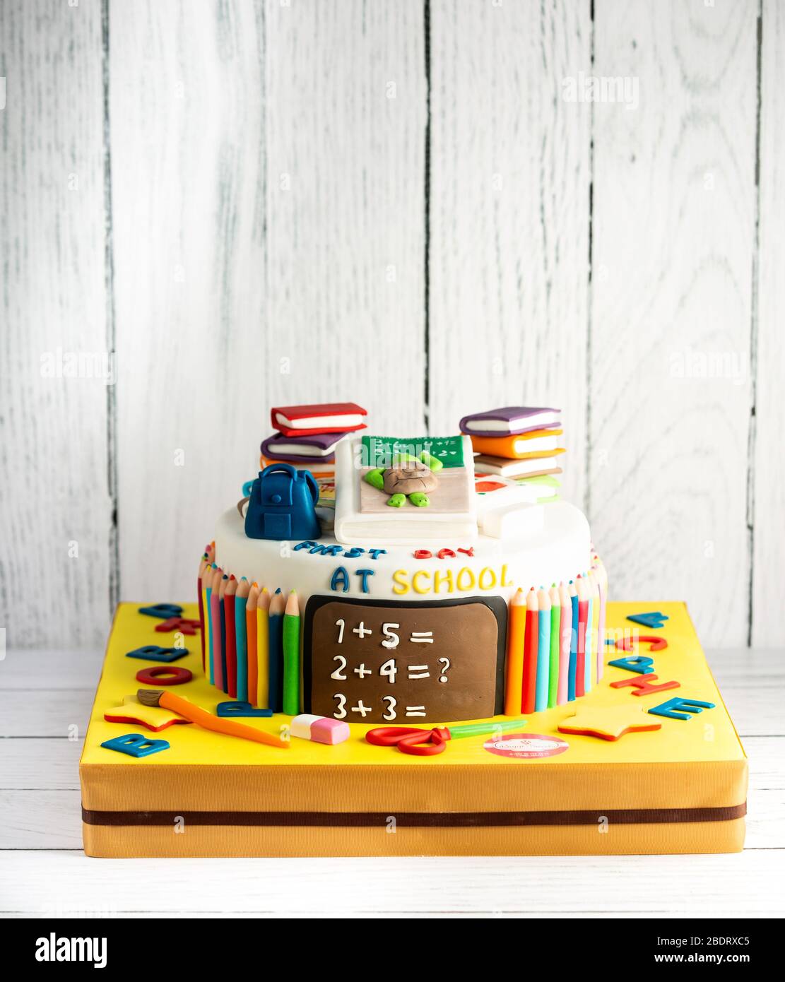 Gateau A Theme De L Ecole Avec Des Figurines Pour Enfants De Pate A Sucre Photo Stock Alamy