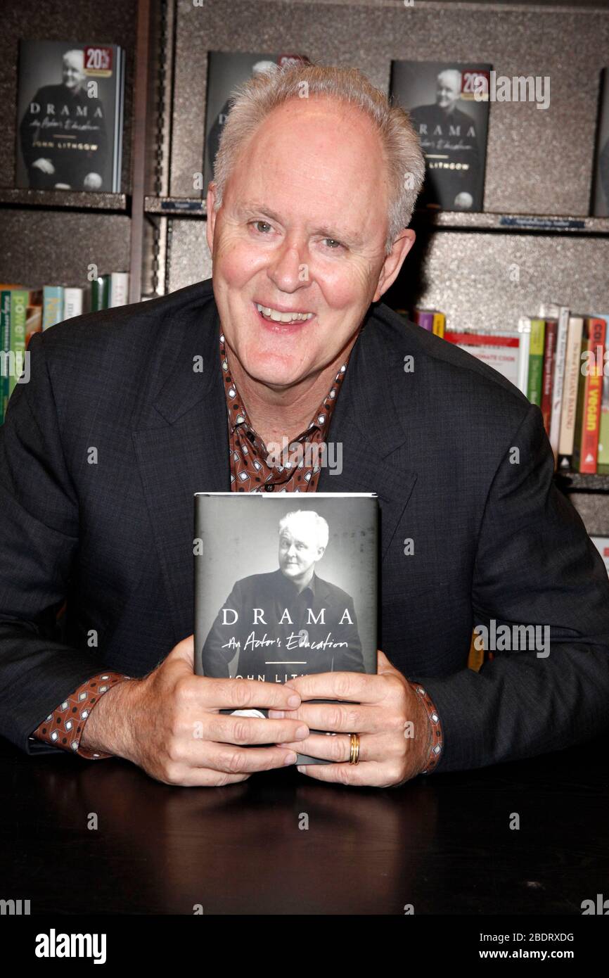 John Lithgow en conversation et en livre de signature pour Drama chez Barnes and Noble à Princeton, NJ le 12 octobre 2011 crédit: Scott Weiner/MediaPunch Banque D'Images