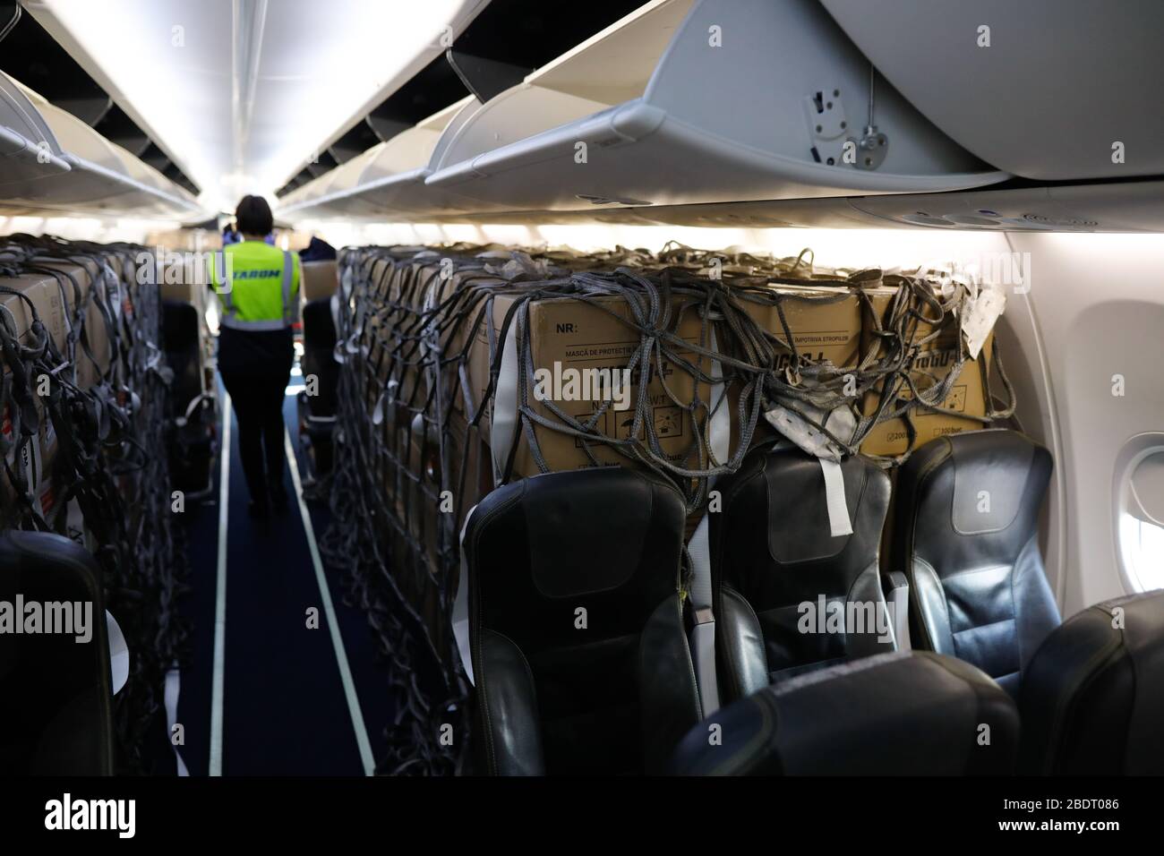 Otopeni, Roumanie - 9 avril 2020: Faible profondeur de champ image (foyer sélectif) avec des boîtes avec équipement médical dans un avion donné par la Chine à Banque D'Images