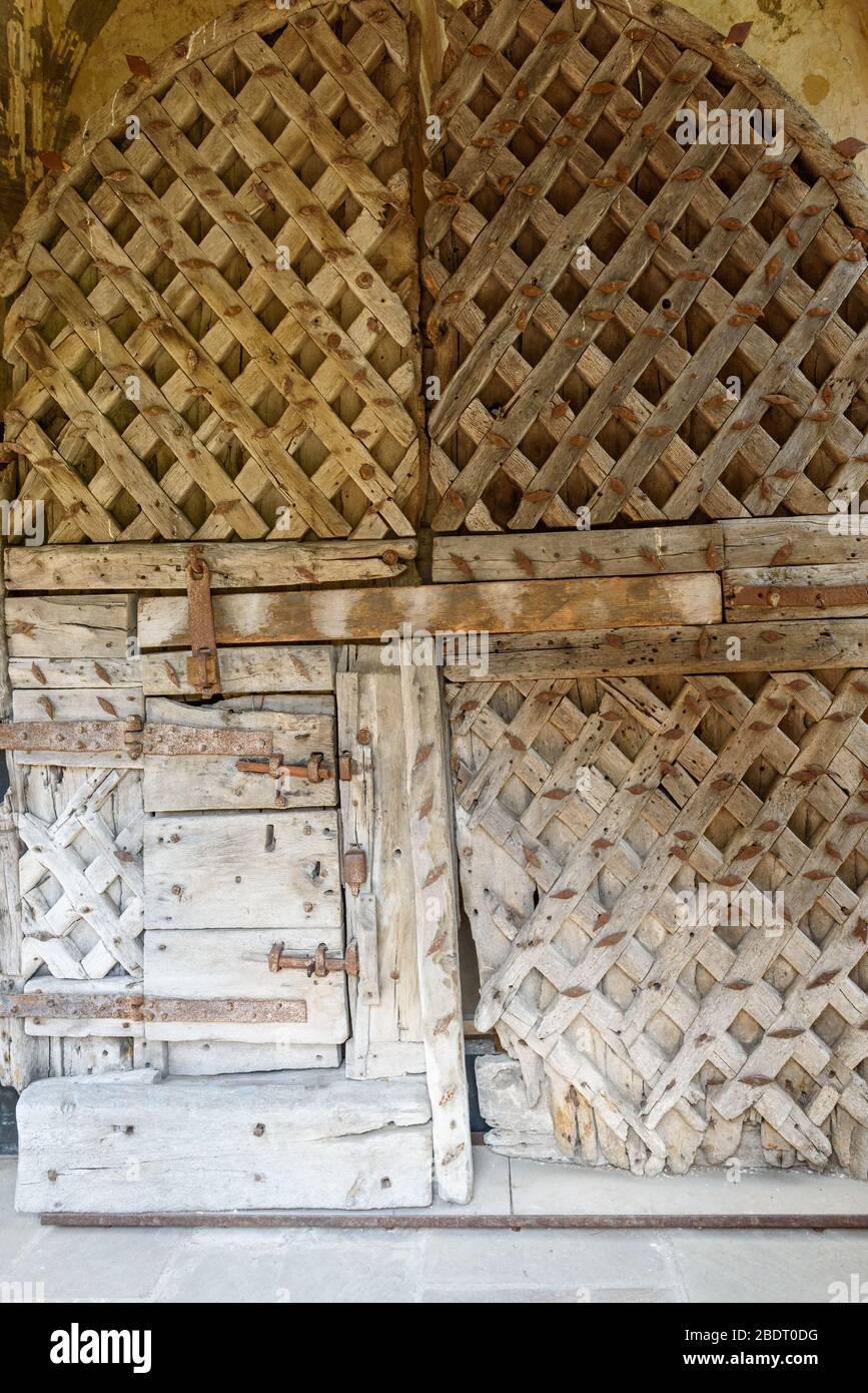 Le château de Chepstow a exposé les plus anciennes portes du château survivant en Europe. En chêne vert dans environ 1190 AD Banque D'Images