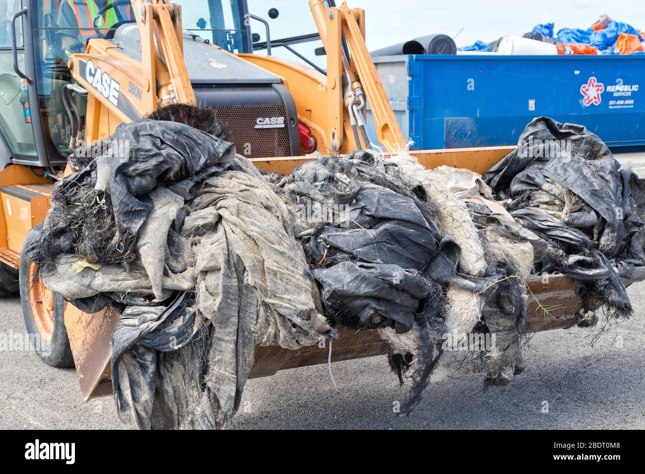 Garez le tracteur de la mallette d'opération personnelle, en transportant des débris marins en plastique collectés lors du nettoyage de Big Shell Beach. Banque D'Images