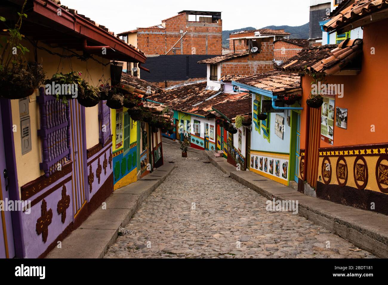 Vue depuis le haut de la rue colorée de Guatape également appelé Pueblo de Zocalos - beau petit village près de la ville de Medellin, Colombie. Banque D'Images