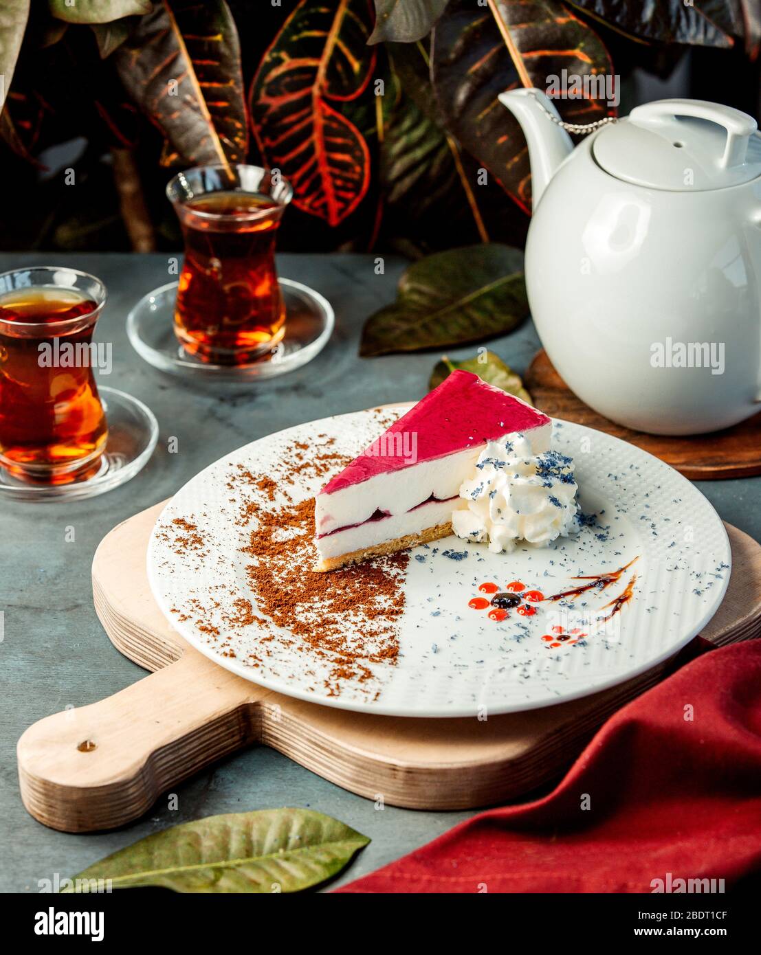 une tranche de fromage à la framboise avec de la confiture au milieu Banque D'Images