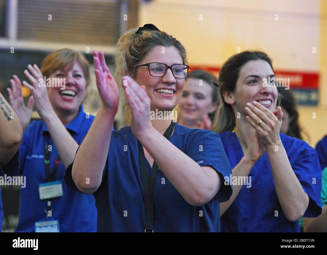 Le personnel de l'hôpital Chelsea et Westminster de Londres se joint au salut des héros locaux pendant l'initiative nationale Clap for Carers NHS de jeudi pour applaudir les travailleurs du NHS qui luttent contre la pandémie de coronavirus. Banque D'Images