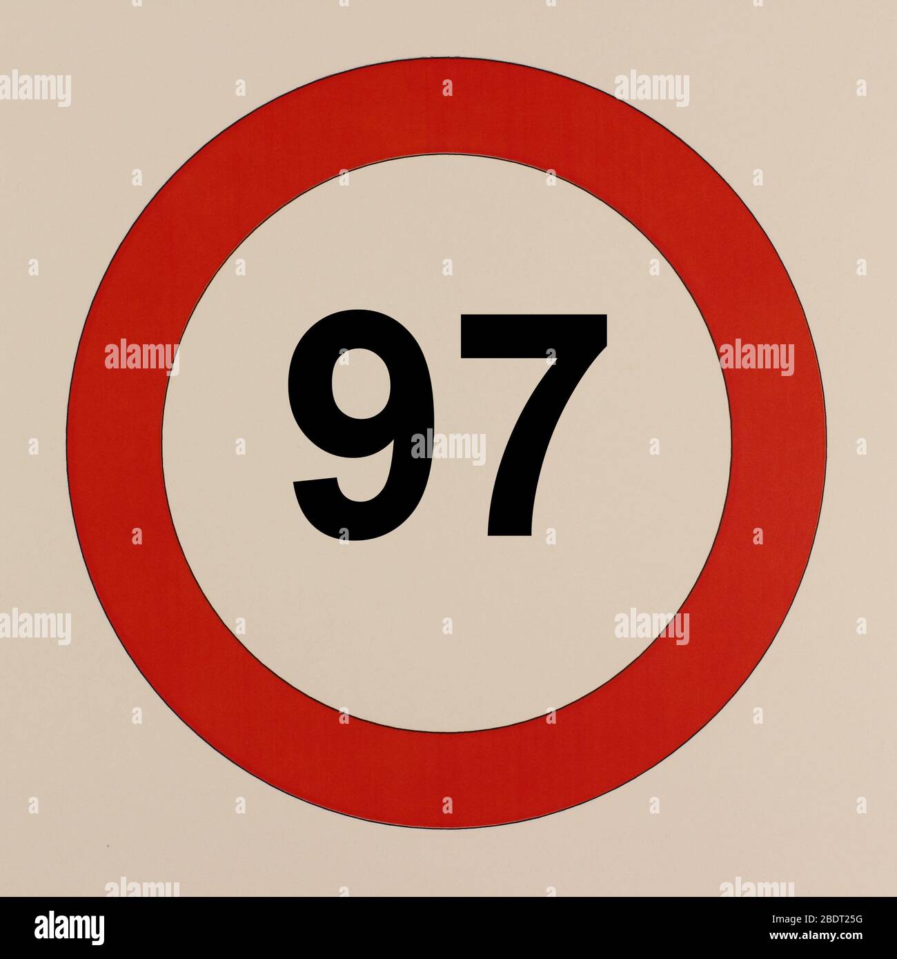 Grafische Darstellung des Straßenverkehrszeichens 'maximum Höchstgeschwindigungen 97 km pro Stunde' Banque D'Images