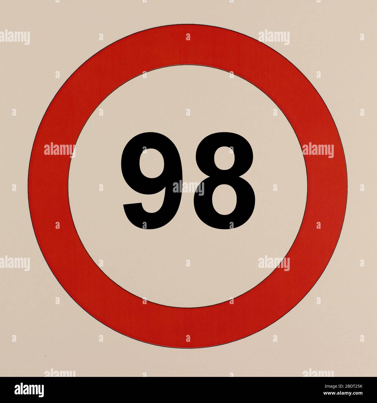 Grafische Darstellung des Straßenverkehrszeichens 'maximum Höchstgeschwindigungen 98 km pro Stunde' Banque D'Images