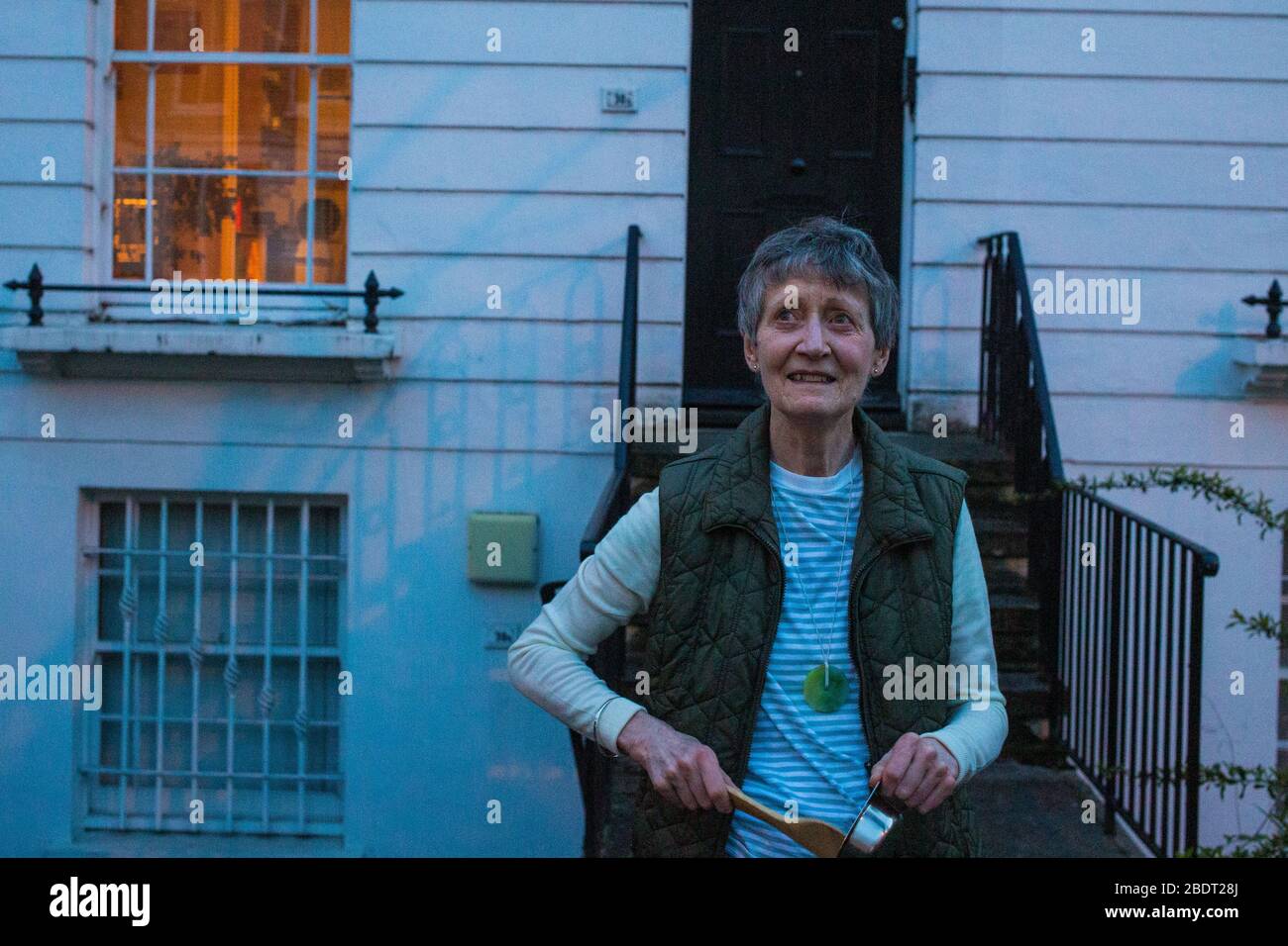 Londres, Royaume-Uni. 9 avril 2020. Maureen, 73 ans, photographiée à l'extérieur de sa maison dans le sud de Londres clapping et frapper une casserole pendant le Clap pour nos carers, pour montrer leur soutien au crédit NHS: Thabo Jaiyesimi/Alay Live News Banque D'Images