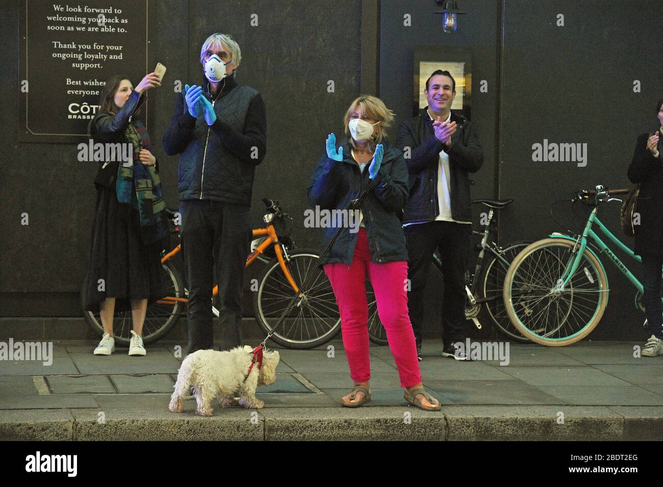 Les gens de la région se tiennent à l'extérieur de l'hôpital Chelsea et Westminster de Londres pour se joindre aux salutaires locaux lors de l'initiative nationale Clap for Carers NHS de jeudi pour applaudir les travailleurs du NHS qui luttent contre la pandémie de coronavirus. Banque D'Images
