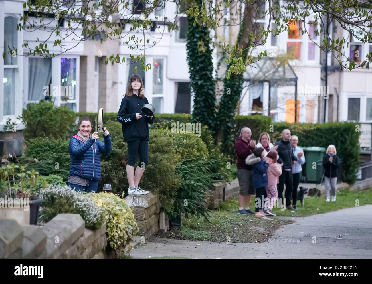 Les habitants de la région qui se clament à l'extérieur de l'hôpital Nightingale au Harrogate Convention Center de Harrogate, saluent les héros locaux au cours de l'initiative nationale Clap de jeudi pour les soignants NHS d'applaudir les travailleurs du NHS qui luttent contre la pandémie de coronavirus. Banque D'Images
