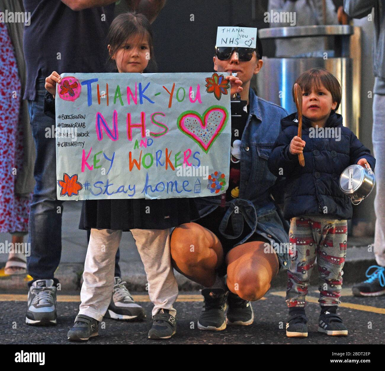 Les habitants de la région, y compris un enfant avec une casserole, se tiennent à l'extérieur de l'hôpital Chelsea et Westminster de Londres pour se joindre aux héros de la région au cours de l'initiative nationale Clap for Carers NHS de jeudi pour applaudir les travailleurs du NHS qui luttent contre la pandémie de coronavirus. Banque D'Images