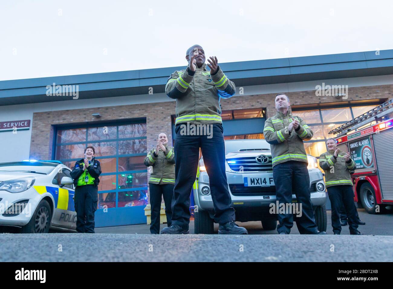 Cradley Heath, West Midlands, Royaume-Uni. 9 avril 2020. Les membres du Service d'incendie des West Midlands se tiennent et applaudissent les travailleurs de première ligne du NHS à l'extérieur de leur poste à Haden Cross, Cradley Heath, West Midlands, pour le spectacle d'appréciation du jeudi soir à 20:00. Ils ont été rejoints par une voiture de police des West Midlands et trois officiers. Crédit: Peter Loppeman/Alay Live News Banque D'Images