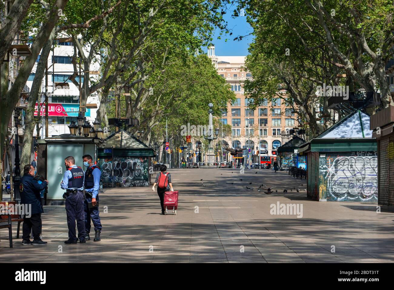 La police inspecte le confinement. Les Ramblas de Barcelone sont pratiquement désertes en raison de la séquestration totale de la population en Espagne. L'Espagne est l'une des Banque D'Images