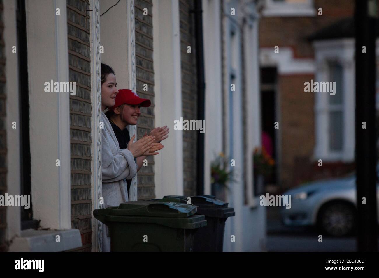 Londres, Royaume-Uni, 9 avril 2020 : les habitants d'une rue mitoyenne à Lambeth rejoignent Clap pour nos soignants à 20:00. Lambeth est l'un des bourgs avec une très forte incidence de cas de coronavirus. Crédit: Anna Watson/Alay Live News Banque D'Images
