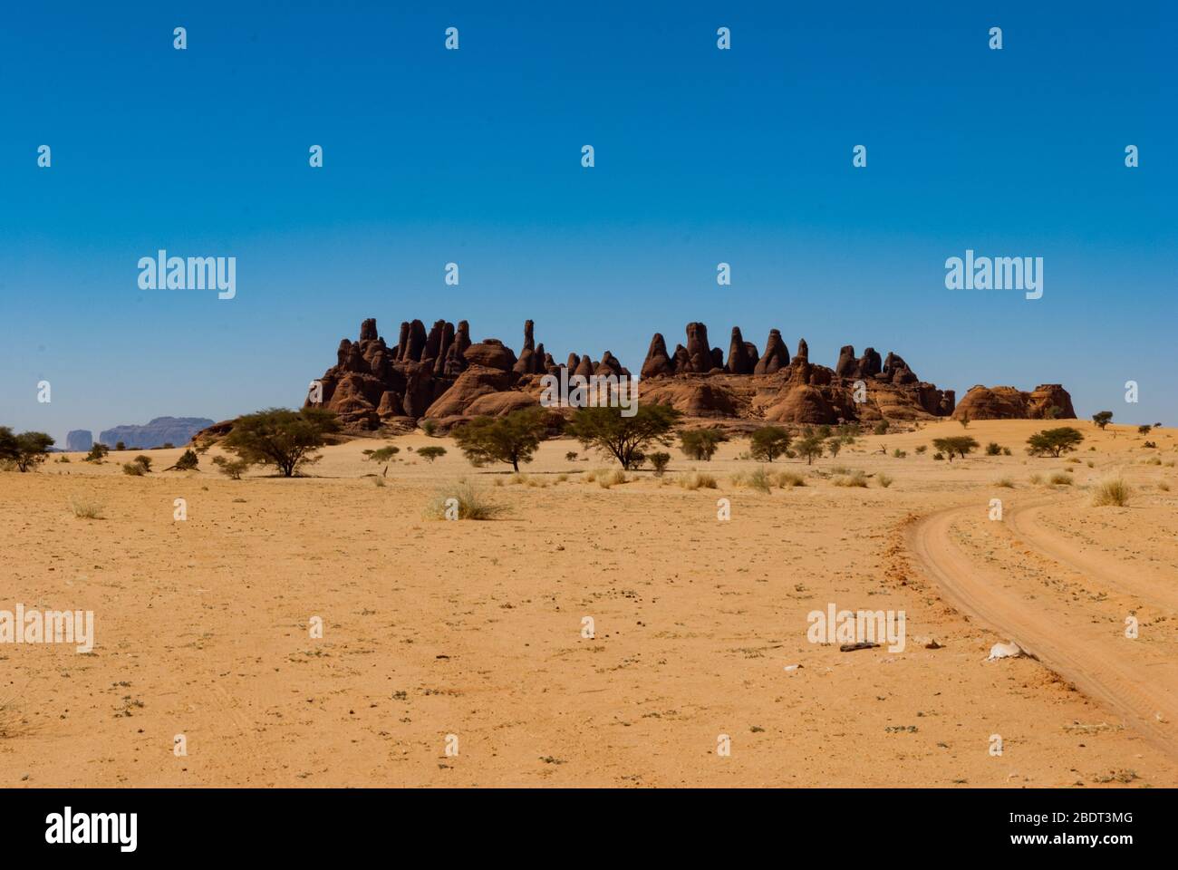 Pinnacles de grès dans le désert du Sahara, ciel bleu, Tchad, Afrique Banque D'Images