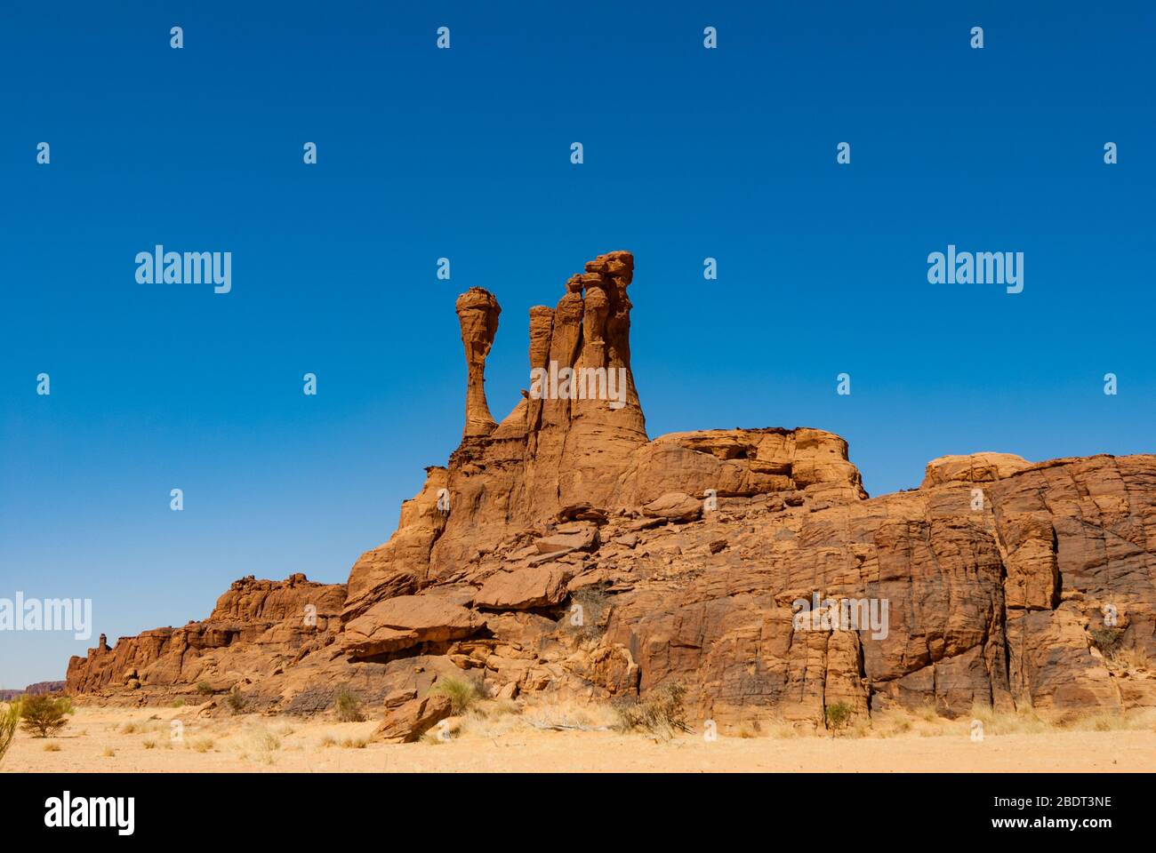 Pinnacles de grès dans le désert du Sahara, ciel bleu, Tchad, Afrique Banque D'Images