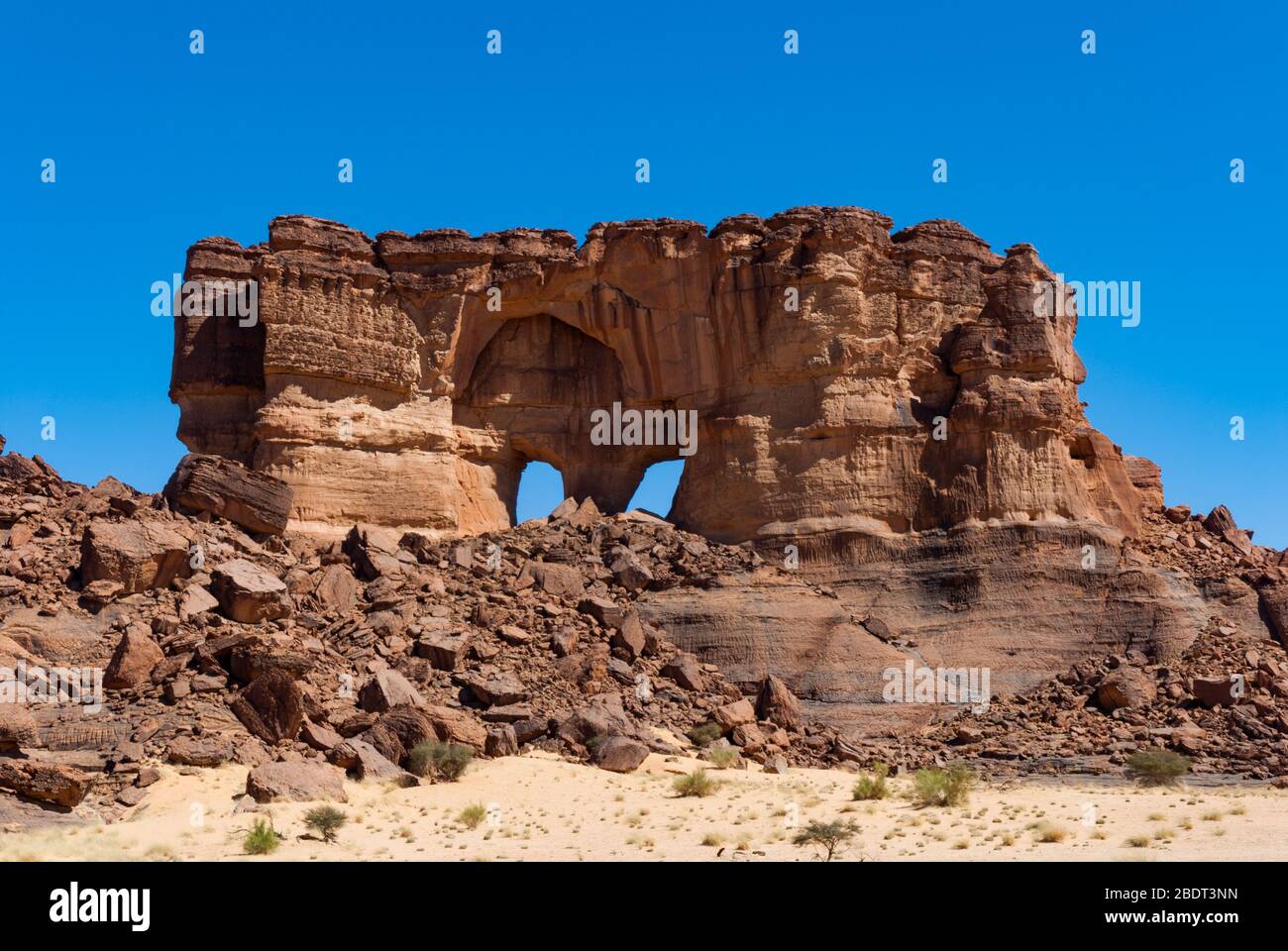 Érosion du rodsk dans le désert du Sahara, Tchad, Afrique. Arches et formation de roches. Banque D'Images