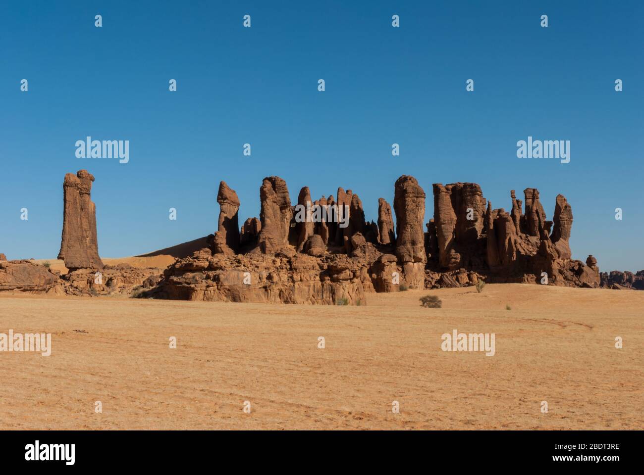 Pinnacles de grès dans le désert du Sahara, ciel bleu, Tchad, Afrique Banque D'Images