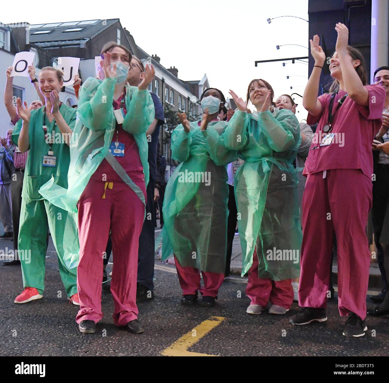 Le personnel de l'hôpital Chelsea et Westminster de Londres répond jeudi à l'initiative nationale Clap for Carers pour applaudir les travailleurs du NHS qui luttent contre la pandémie de coronavirus. Banque D'Images
