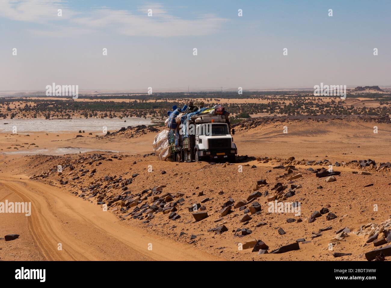 Camion lourd transportant des marchandises garées près d'orad dans le désert du Sahara, Tchad, Afrique Banque D'Images