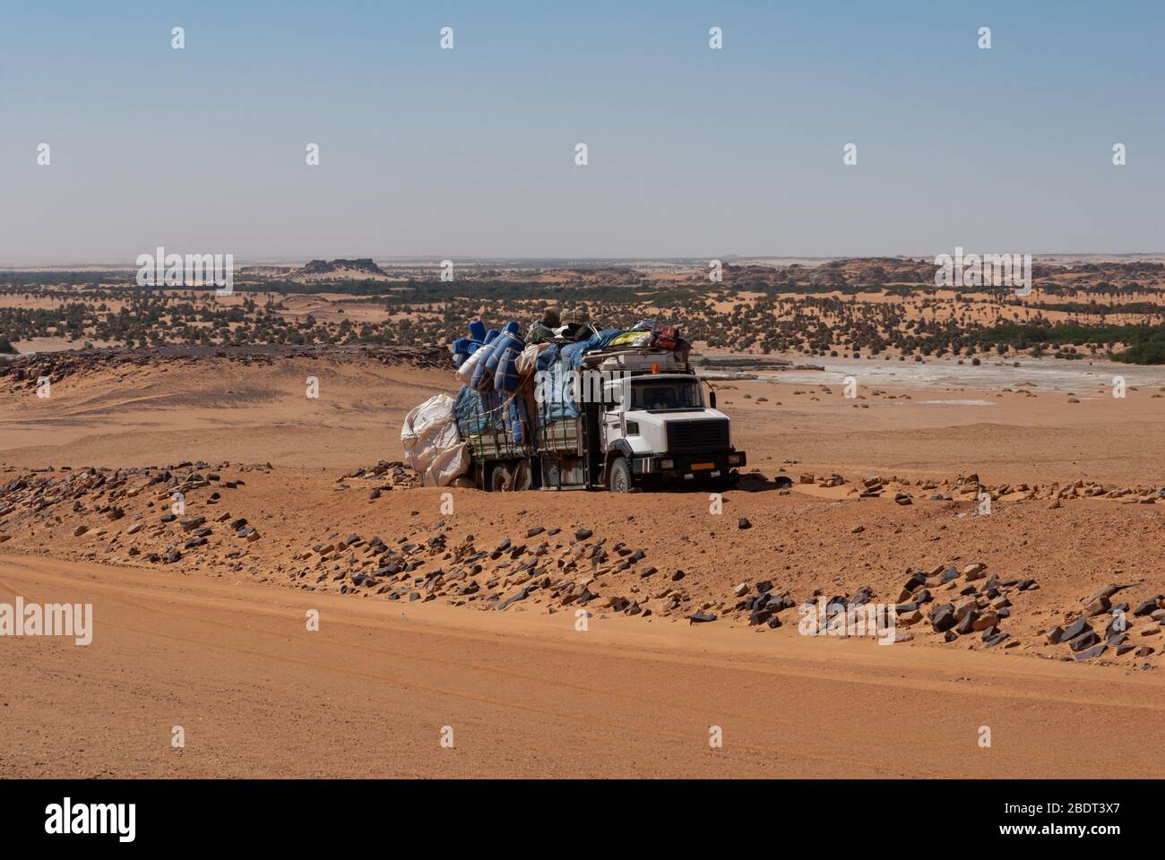 Camion lourd transportant des marchandises garées près d'orad dans le désert du Sahara, Tchad, Afrique Banque D'Images