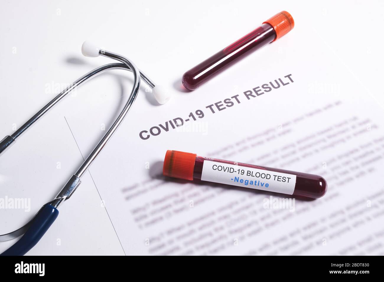 Résultat positif du test pour le coronavirus, test sanguin rapide pour le coronavirus ou la pandémie de Covid-19 Banque D'Images