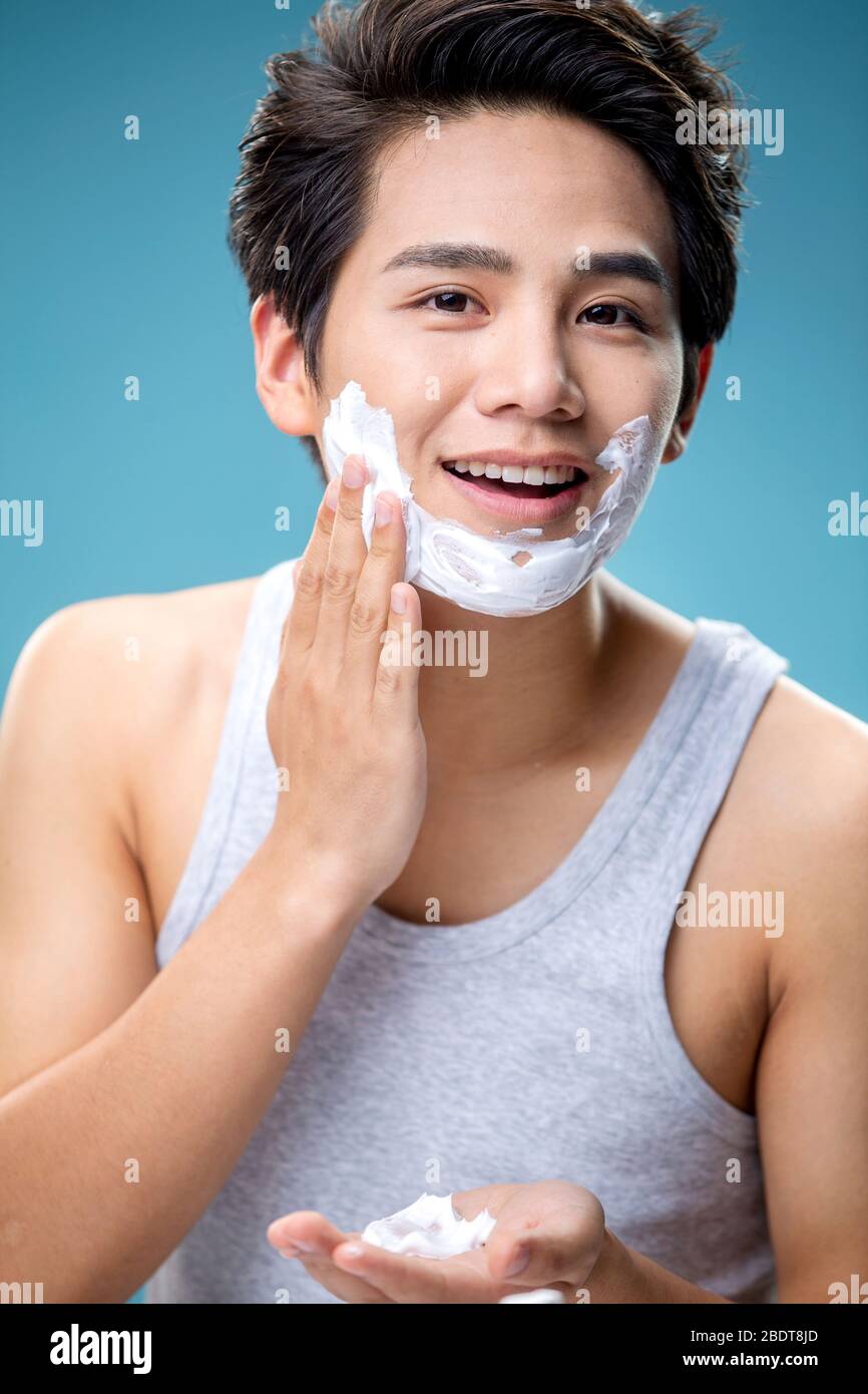 Jeunes hommes avec mousse à raser Banque D'Images
