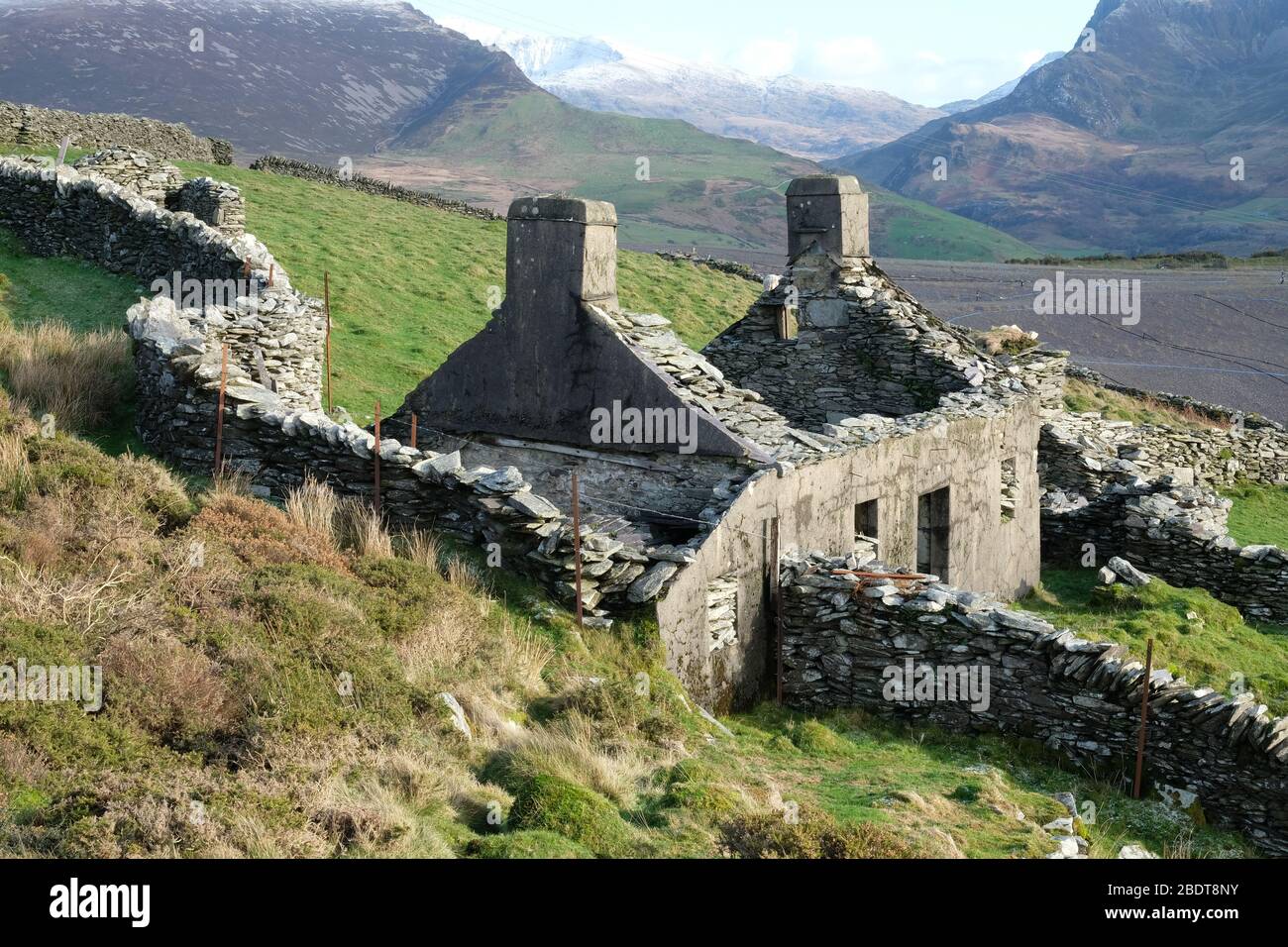 Ruine d'un chalet de travailleurs en ardoise à Cilgwyn, Parc national de Snowdonia, Pays de Galles Banque D'Images