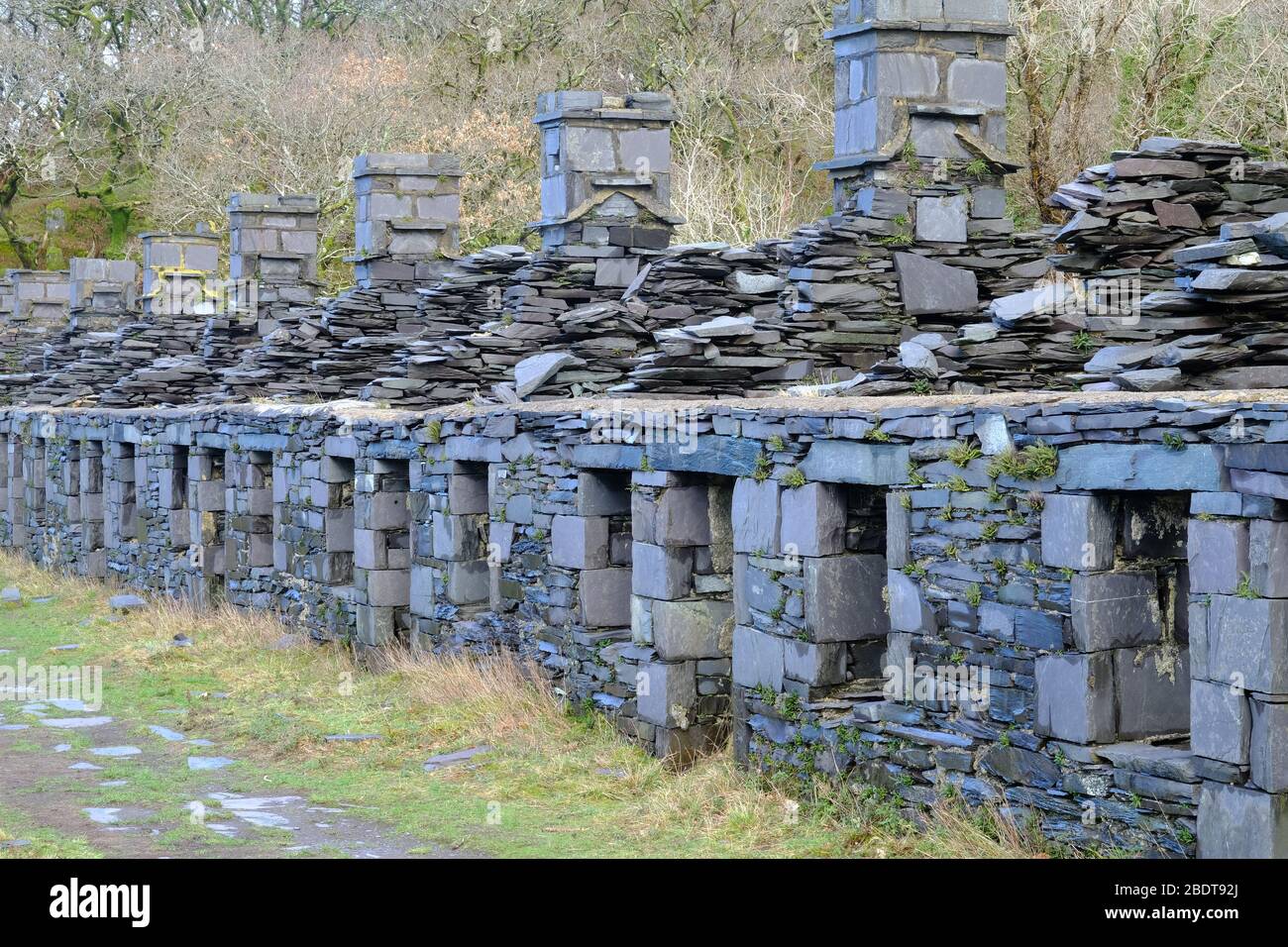 Vieux cottages de travailleurs d'ardoise appelés casernes d'Anglesey, près de Llanberis, Snowdonia, au nord du Pays de Galles Banque D'Images