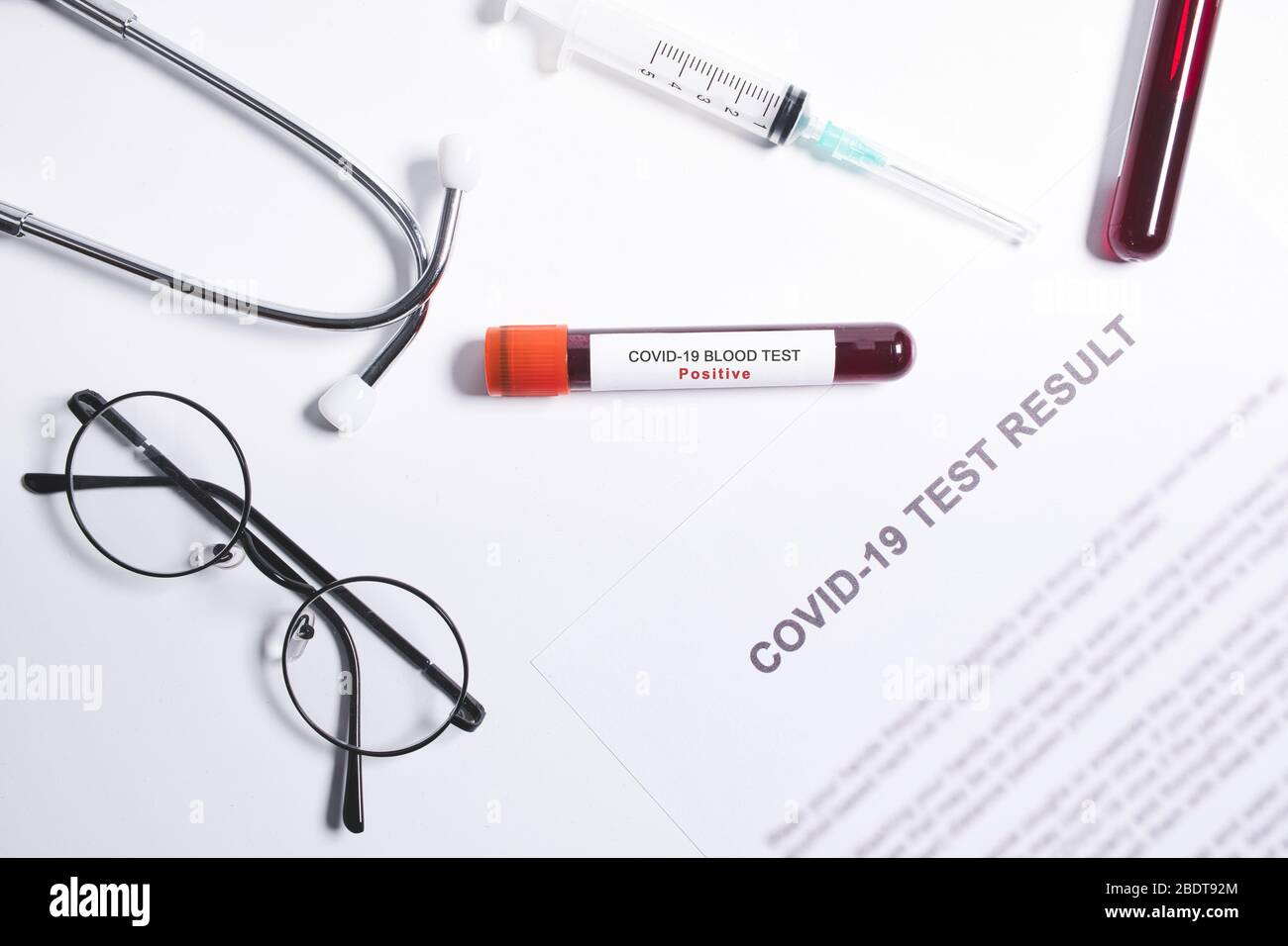 Résultat positif du test pour le coronavirus, test sanguin rapide pour le coronavirus ou la pandémie de Covid-19 Banque D'Images