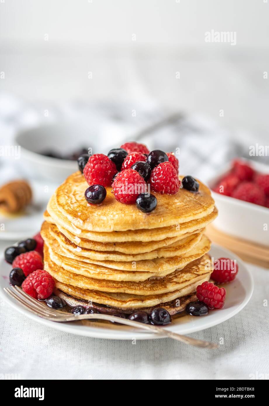 Crêpes maison douces avec fruits sur plaque blanche. Banque D'Images