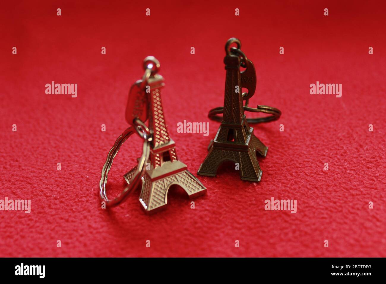 Le porte-clés de la tour Eiffel est le meilleur vendeur de souvenirs dans le monde entier Banque D'Images