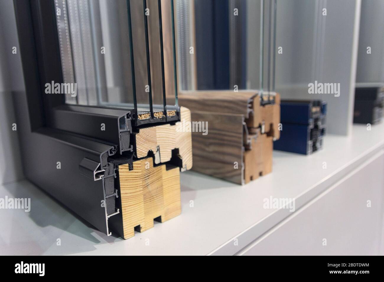 Profil en bois et aluminium pour fenêtre, portes dans le hall d'exposition du concessionnaire Banque D'Images