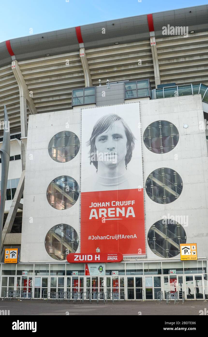 Amsterdam, Pays-Bas - 27 avril 2019 : extérieur de l'arène Johan Cruijff depuis l'entrée Zuid H. Home stade de l'équipe de football d'Ajax Amsterdam. Bilboard de l'ancien joueur Cruijff sur l'arène. Banque D'Images