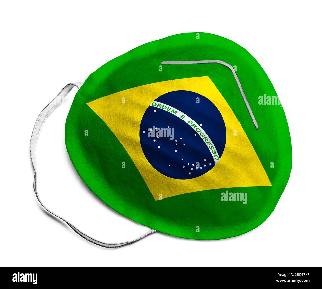 Masque médical N-95 avec drapeau brésilien isolé sur fond blanc. Banque D'Images