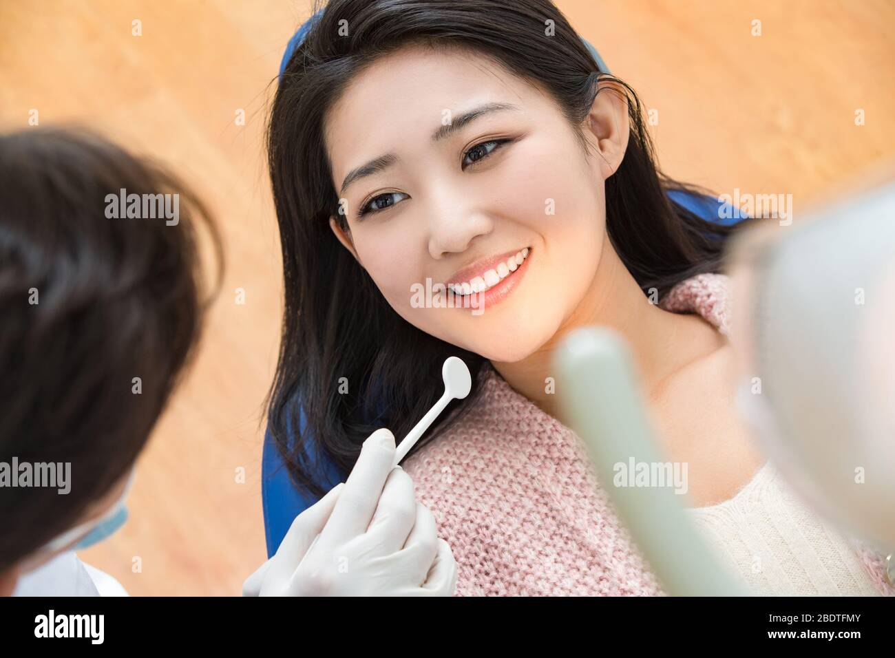 Le dentiste a donné de jeunes femmes Banque D'Images