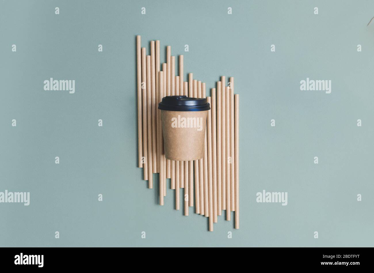 Tasses à café artisanales avec paille de papier sur fond gris. Design écologique. Zéro déchet, articles sans plastique Banque D'Images