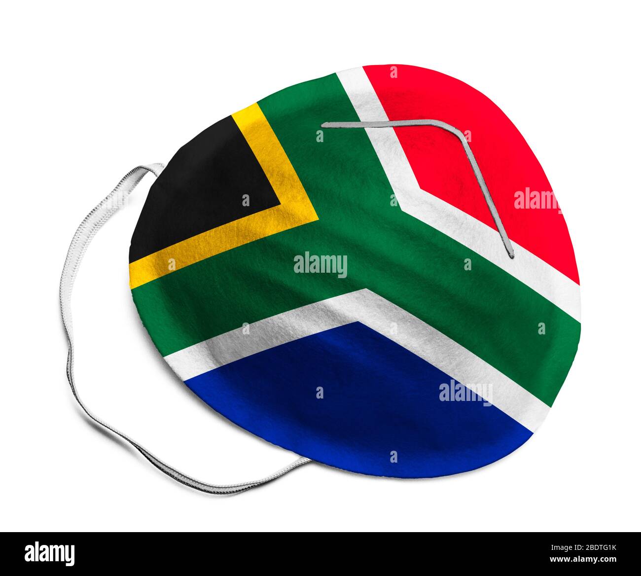 Masque médical N-95 avec drapeau sud-africain isolé sur fond blanc. Banque D'Images