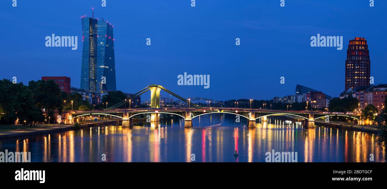 La ligne d'horizon de Francfort au crépuscule montrant le pont Alte Brucke Banque D'Images