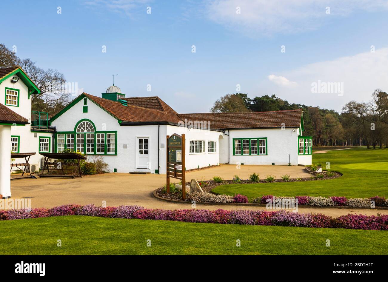 Vue sur le club de golf de Woking et le pavillon à Hook Heath, Woking, Surrey le printemps ensoleillé avec un ciel bleu légèrement nuageux Banque D'Images