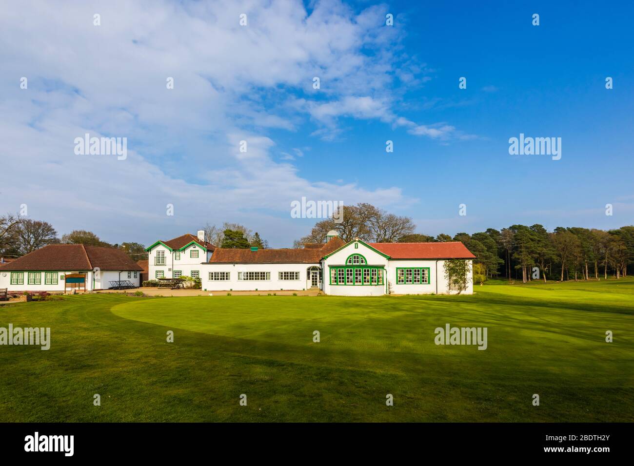 Vue sur le club de golf de Woking et le pavillon à Hook Heath, Woking, Surrey le printemps ensoleillé avec un ciel bleu légèrement nuageux Banque D'Images