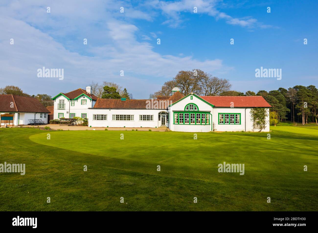 Vue sur le club de golf de Woking et le pavillon à Hook Heath, Woking, Surrey le printemps ensoleillé avec un ciel bleu légèrement nuageux Banque D'Images