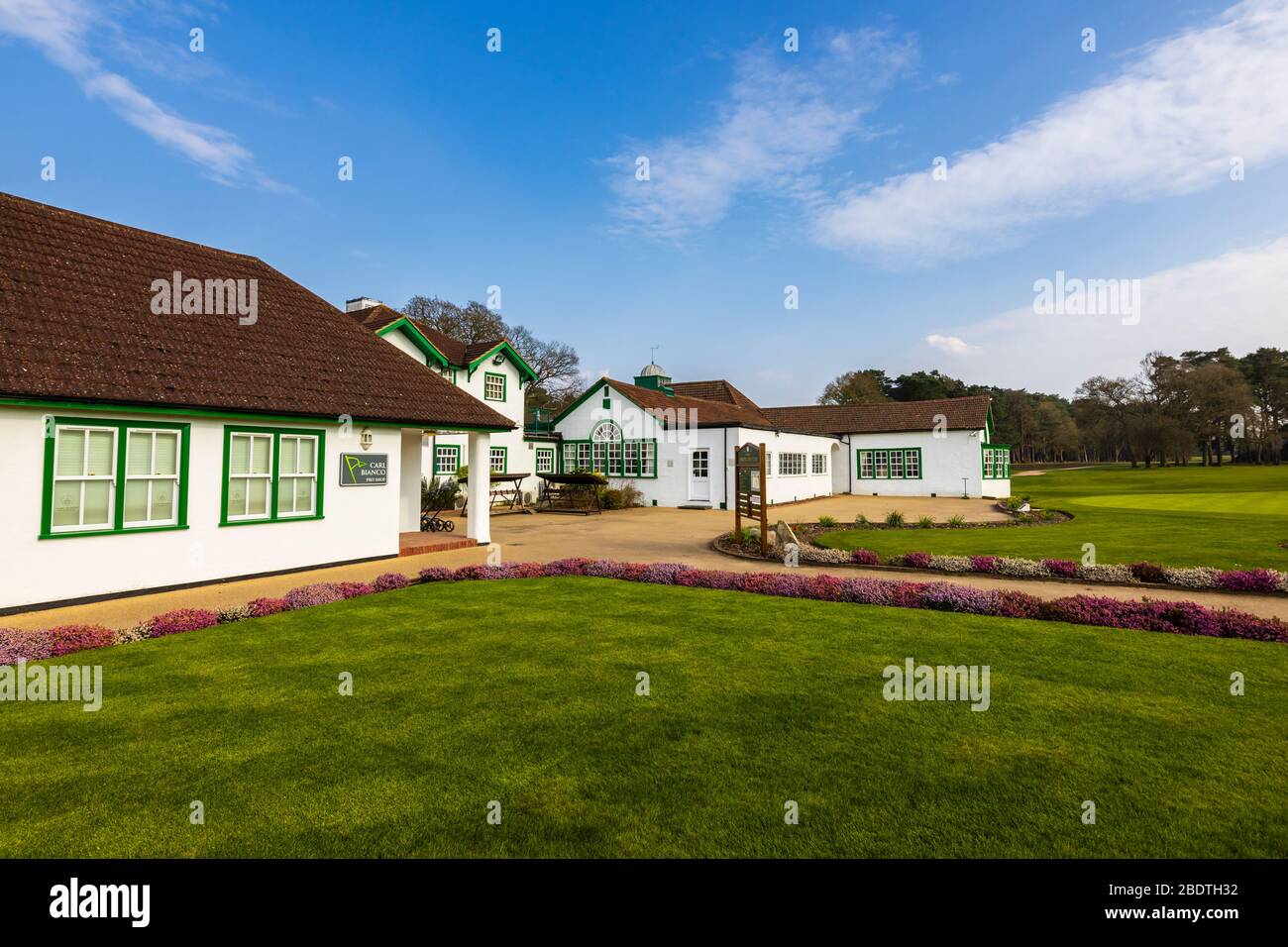 Vue sur le club de golf de Woking et le pavillon à Hook Heath, Woking, Surrey le printemps ensoleillé avec un ciel bleu légèrement nuageux Banque D'Images