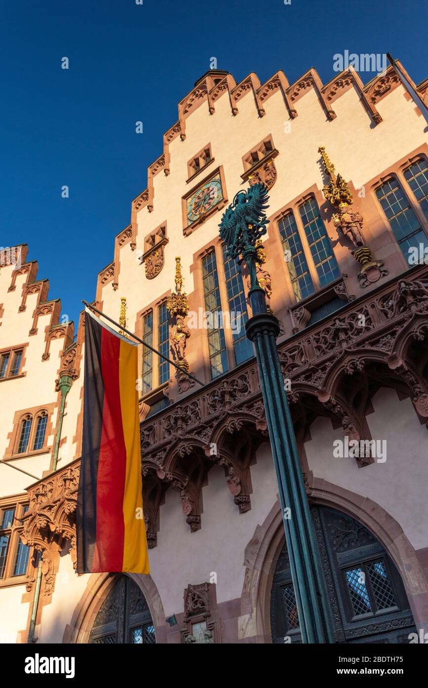 Le drapeau allemand qui survole à l'extérieur de l'hôtel de ville dans la vieille ville ou Alstadt de Francfort. La reconstruction de Romer a été achevée en 2017. Banque D'Images